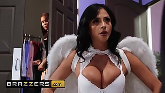 Lesbičky Milf Ariella Ferrera A Isis Love Používajú Sexuálne Hračky Čarodejníckym Spôsobom