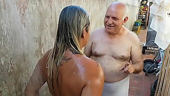 O Encontro Quente E Excitante De Paty Butt Com Um Homem Mais Velho Na Praia