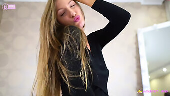 Hd Video Horké Amatérské Camgirl, Která Používá Dilda Na Svých Nohou