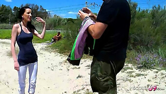 Hardcore Anal Knepning Med En Tynd Teenager På En Offentlig Strand