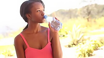 Yoga En Grote Natuurlijke Tieten Met Ebony Babe Jezabel Vessel