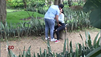 Una Pareja De Venezolanos Y Colombianos Pillados Ante La Cámara En Un Parque Público