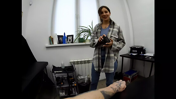 Die Deepthroat-Fähigkeiten Eines Tattoo-Künstlers Werden In Diesem Amateur-Video Vollständig Gezeigt!