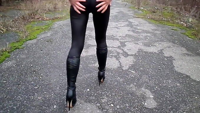 Leggings Stretti E Stivali Con Tacchi In Un Video Fetish Del Piede