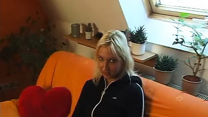 Busty Blond Tenåring Tar Deepthroat Som En Proff