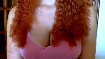 Une Rousse Plantureuse Aux Cheveux Bouclés En Webcam