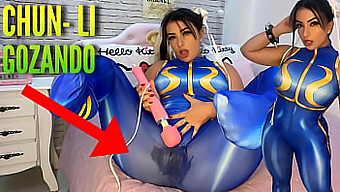 Hentai-Tyttö Seksikkäässä Chun Li -Cosplayssa Nauttii Vibraattoristaan Ja Kastelee Itsensä