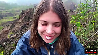 Bali Volcano Pov: Riskantný Vonkajší Orálny Sex Drobného Tínedžera