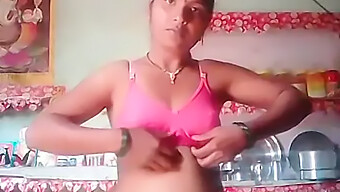 Aunty India Mengambil Selfie Telanjang Dalam Video Hd