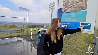 Amateur Brunette Krijgt Haar Strakke Kutje Geneukt Door Een Grote Lul