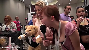 L'Ado Asiatique Amateur Britney Amber Profite De La Grosse Bite De Teddylovebear À Ae Expo