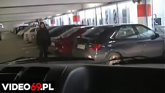 Joven Amateur Hace Una Mamada En El Coche