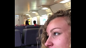 La Petite Étudiante Angel Emily Fait Une Fellation Publique Et Avale Dans Un Train En Mouvement