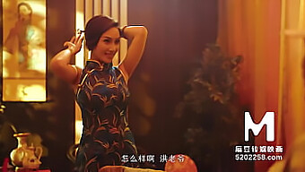 亚洲美女在这个原创视频中得到了口交