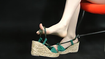 นักเครื่องรางเท้าจะรักวิดีโอนี้ของสาวเอเชียใน Espadrilles ลิ่ม