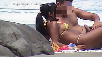 Casal Amador Desfruta De Sexo Público Na Praia.