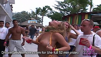 Hd-Video Einer Outdoor-Party Mit Öffentlichem Nacktheits- Und Muschifick