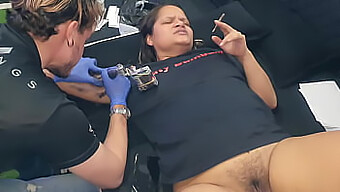 Chica Alemana Tatuada Recibe Placer Oral Y Digitación Anal