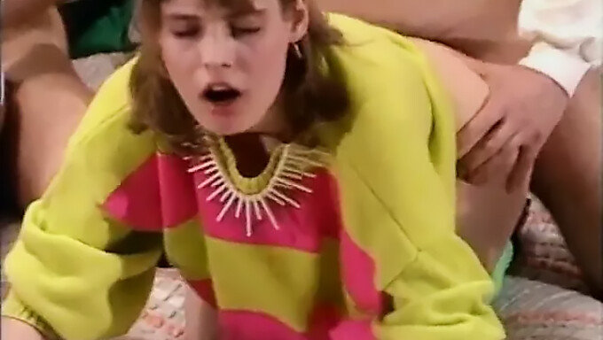 Gros Seins Avalent Du Sperme Dans Cette Vidéo Classique