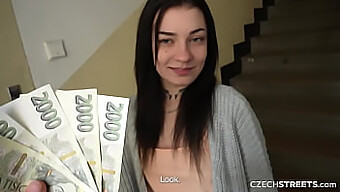 Voyeuristický Strýko Robí Handjob, Čo Vedie K Výstreku V Českých Uliciach.