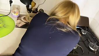 Teen (18+) Si Fa Scopare Il Culo In Cucina