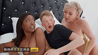 Dee Williams Heeft Een Geheime Sensuele Intermezzo Met Jimmy Gevolgd Door Een Trio Met Haar Stiefdochter.