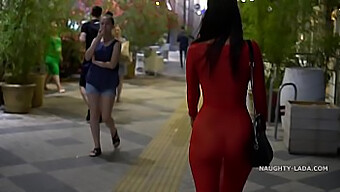 Milf En Robe Rouge Transparente En Public