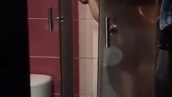 Bionda Mora Si Fa Scopare La Figa In Bagno..