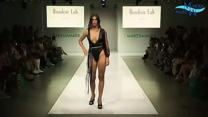 Modelos Europeias Maduras Caminham Na Pista De Lingerie.