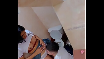 Video Amatir Pasangan Muda Terlibat Dalam Seks Kasar Di Kamar Mandi Sekolah