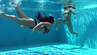 Due Ragazze Americane Nuotano Nude In Una Piscina