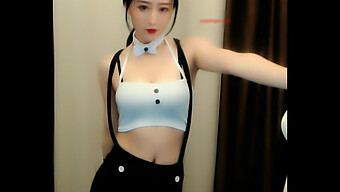 예쁜 Bdsm 풋잡 씬에서 예쁜 여자의 손가락질 기술