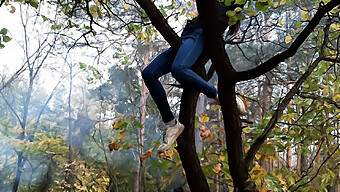 Teen (18+) Se Sube A Un Árbol Para Frotar Su Coño En Público