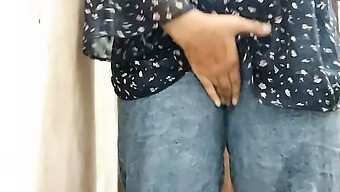 ટીન (18+) કેટલાક સોલો મજામાં વ્યસ્ત રહે છે.