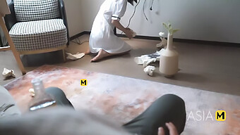 Une Chinoise Amateur Avec De Gros Seins Reçoit Une Éjaculation En 60fps