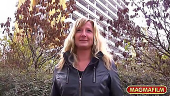 Une Milf Se Fait Doigter Dans La Rue