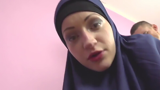 Pov-Video Av En Kåt Muslimsk Kvinna Som Tittar På Porr