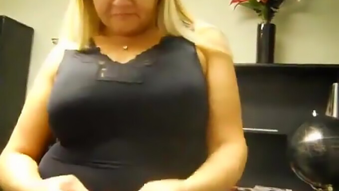 Büyük Göğüslü Milf Doğal Göğüsleriyle Webcam Seansının Tadını Çıkarıyor