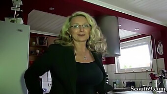 Une Milf Allemande Aux Gros Seins Naturels Se Fait Baiser Le Visage Et Éjaculer Dessus Dans Une Vidéo Maison