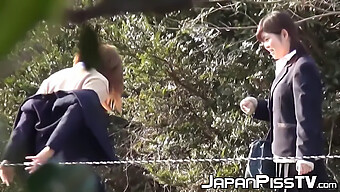 Japanische Teens Geben Sich Kinky Outdoor-Urinieren Und Bdsm Hin