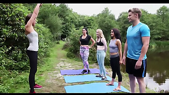 Britisk Mand Får En Uventet Erektion Under Udendørs Yogasession