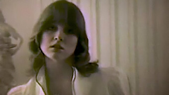 Sinnlicher Striptease Eines Retro-Mädchens In Vintage-80er-Jahre-Video