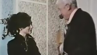 Video Lesbian Retro Cu Futai În Gât