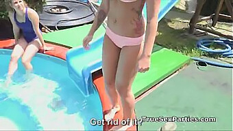 Teen (18+) Bikini Kráska Sa Tvrdo Ošuká V Bazéne