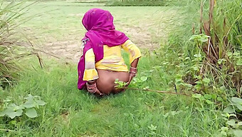 Grosse Bite Noire Et Gros Seins Naturels Dans Une Baise Indienne En Plein Air