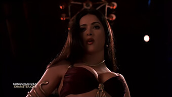 Exhibición Seductora De Salma Hayek En Prenda Íntima