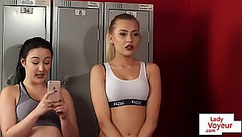 Fetele Sportive Filmează O Femdom Babe Masturbându-Se