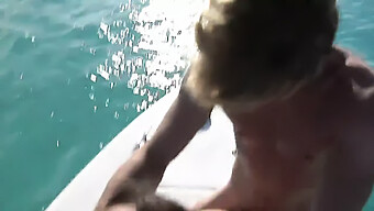 Mira A Tori Black Disfrutar De Una Gran Polla En Un Barco