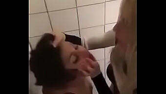 Une Dominatrice Humilie Son Esclave Avec Une Domination De Léchage Et De Douche Dans La Salle De Bain