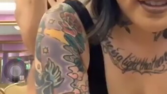 Assista A Uma Asiática Quente Mostrando Suas Tatuagens No Periscópio